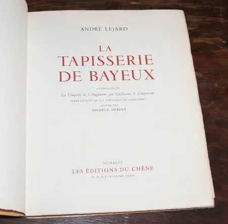 LEJARD (Andr&eacute;). La tapisserie de Bayeux. Accompagn&eacute;e de la Conqu&ecirc;te de l'Angleterre par Guillaume le Conqu&eacute;rant. Texte extrait de la Chronique de Normandie, adapt&eacute;e par Michel H&eacute;bert. Photo 2.