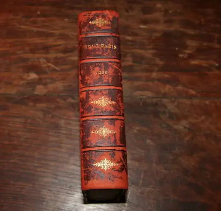 . Tout Paris. Annuaire de la soci&eacute;t&eacute; parisienne 1928. Noms et adresses class&eacute;es par professions et par rues : High-life, colonie &eacute;trang&egrave;re, fonctionnaires, corps diplomatique, monde politique, magistrature, arm&eacute;e, clerg&eacute;, sciences, lettres, beaux arts, haute finance, artistes, membres des cercles, propri&eacute;taires et rentiers, etc., etc. suivi d'un dictionnaire des pseudonymes. Photo 3.
