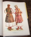 VELEVA (M.) et LEPAVTZOVA (Ev.). Costumes nationaux bulgares de la Bulgarie du Nord pendant le XIXe et le début du XXe siècle