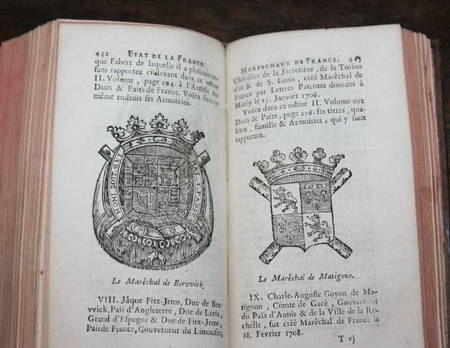 . L'&eacute;tat de la France contenant les princes, ducs et pairs, mar&eacute;chaux de France et grands officiers de la couronne et de la maison du roy; les Chevaliers des ordres du roy; les officiers de l'arm&eacute;e tant sur terre que sur mer; les conseils, le clerg&eacute;, les gouverneurs des provinces, les jurisdictions du royaume, les g&eacute;n&eacute;ralitez et Intendances; les universitez et acad&eacute;mies, etc. Avec les noms des Officiers de la Maison du Roy, leurs gages et privil&egrave;ges; ceux de Madame la duchesse de Berry, de Madame et de M. le duc d'Orl&eacute;ans, r&eacute;gent du royaume et de Madame la duchesse d'Orl&eacute;ans. Suivant les Etatz portez &agrave; la cour des Aydes