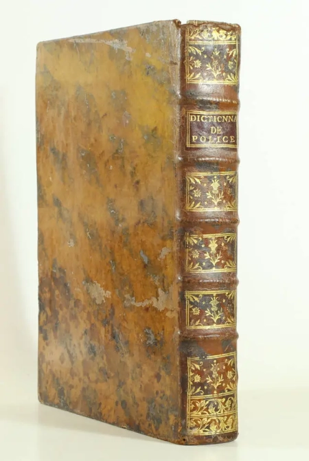 LA POIX de FREMINVILLE (Edme). Dictionnaire ou traité de la police générale des villes, bourgs, paroisses et seigneuries de la campagne. Dans lequel on trouvera tout ce qui est nécessaire de sçavoir et de pratiquer en cette partie, par un procureur fiscal, dans toute l'étendue de la justice; et où l'on a rapporté toutes les ordonnances, arrêts et règlemens à ce sujet, pour s'y conformer sur chaque objet. Ouvrage nécessaire à tous les officiers de police et de justice, où ils trouveront sur chaque terme leurs obligations et fonctions, ainsi qu'à tous procureurs et praticiens; et également utile aux curés, marguilliers, fabriciens, chirurgiens, apothicaires, propriétaires de maisons, locataires, fermiers, marchands, artisans et autres, en ce qui concerne la religion, la justice, la sûreté et netteté publique, les arts et métiers, et généralement tout ce qui regarde la police d'une seigneurie, même pour la perception des droits généraux et seigneuriaux, livre ancien du XVIIIe siècle