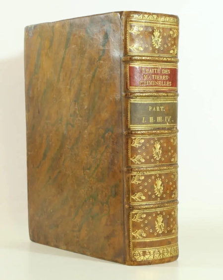 ROUSSEAUD de la COMBE (Guy). Traité des matières criminelles, suivant l'ordonnance du mois d'août 1670, et les édits, déclarations du roi, arrêts et réglemens intervenus jusqu'à présent. Divisé en quatre parties : La première, De la nature des crimes, et des peines; La seconde, De la compétence des juges, sur les délits commis, tant par les laïques, que par les ecclésiastiques; des récusations, prises à parties, etc. La troisième, De la manière d'instruire les procès, avec le stile ou modèle de procédures. La quatrième, Contient les édits, déclarations, arrêts, et réglemens intervenus depuis l'Ordonnance, livre ancien du XVIIIe siècle