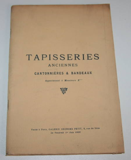 . Catalogue des tapisseries anciennes. Importante tapisserie de Beauvais de la tenture des jeux russiens d'après le Prince. Tenture de quatre tapisseries d'époque Louis XV. Cantonnières et bandeaux d'ancienne tapisserie des Flandres. Appartenant à M. X***, livre rare du XXe siècle